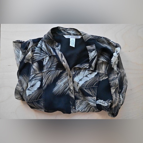 Diane Von Furstenberg 3/4 Sleeve Romantic Button Down Pattern Silk Blouse Size 4 - Picture 8 of 8